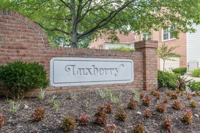 Luxberry Courts Welcome Sign